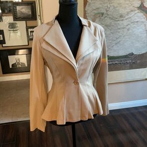 A unique blazer woman’s the size is a medium color is beige/khaki